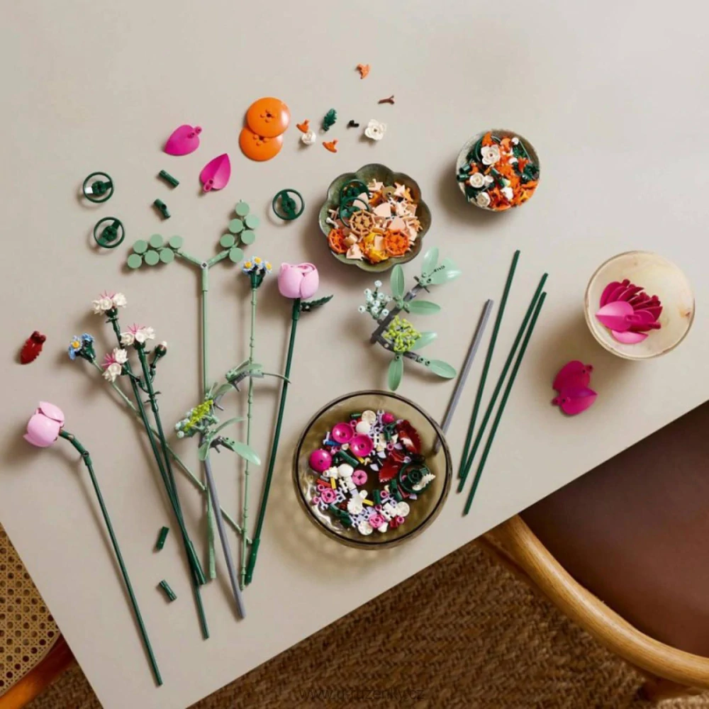 LEGO BOTANICALS Krásná kytice růžových květin